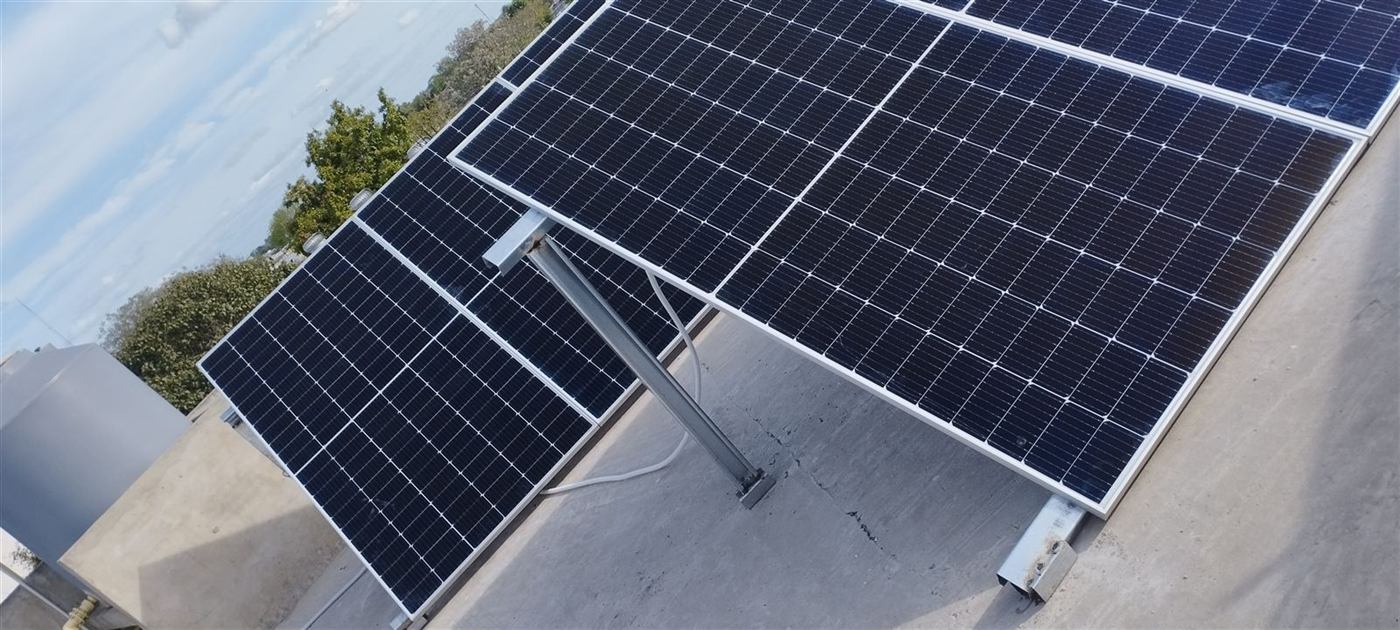 Paneles solares montados sobre losa en una obra de Zigmasolar