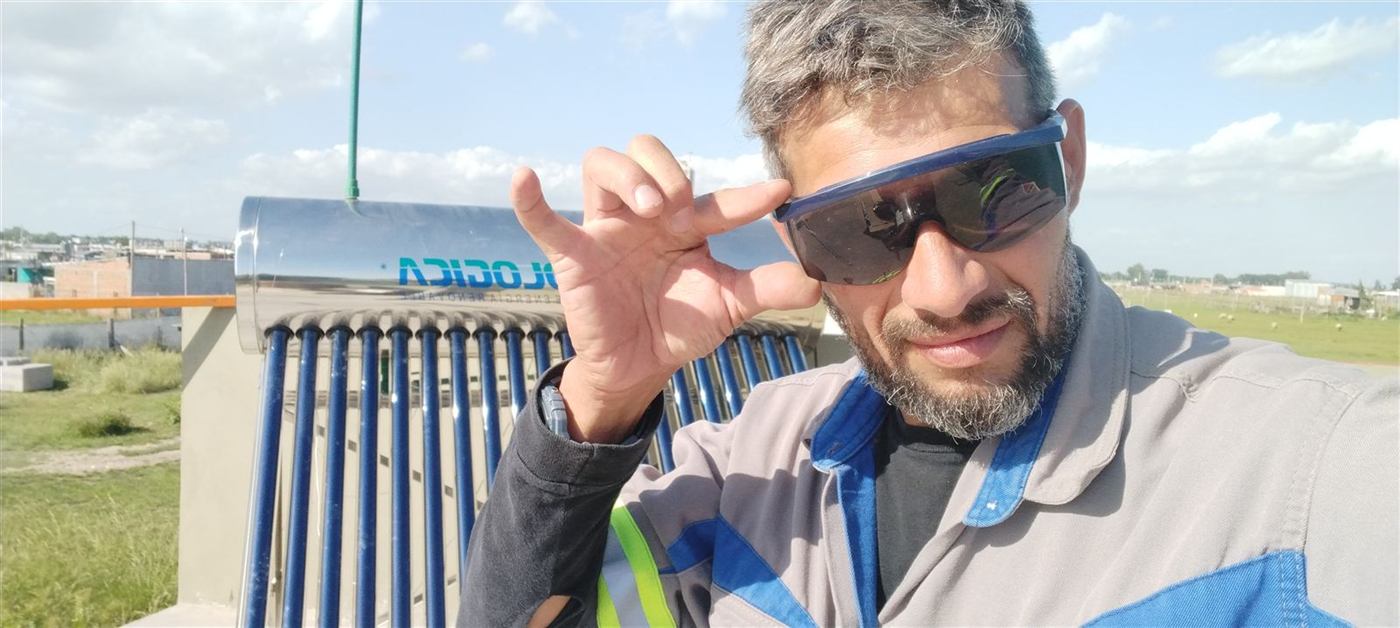 Termotanque solar instalado sobre un techo